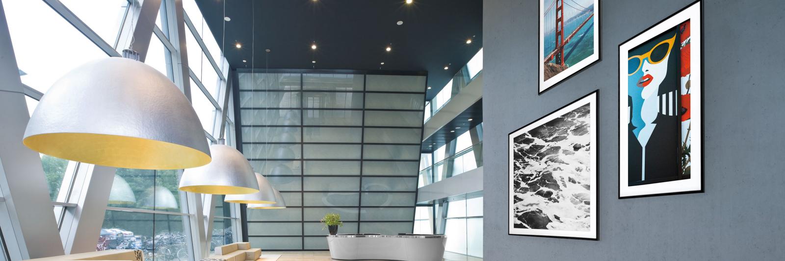 Beschichtete und selbstklebende Fotopapiere - moderne Eingangshalle mit Kunstdrucken auf einer grauen Wand